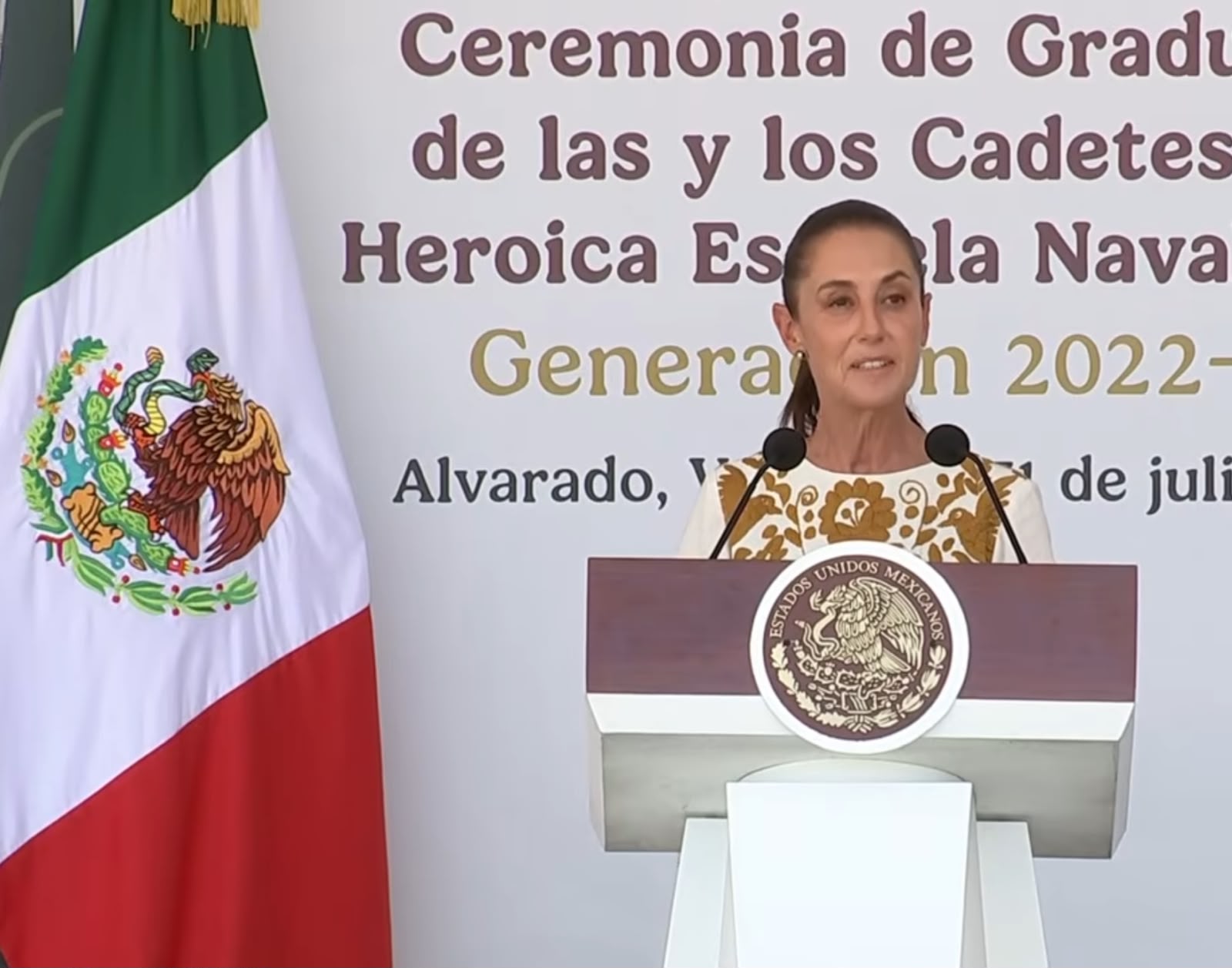 Claudia Sheinbaum elogia al secretario de Marina y lo pone como ejemplo para nuevos oficiales 