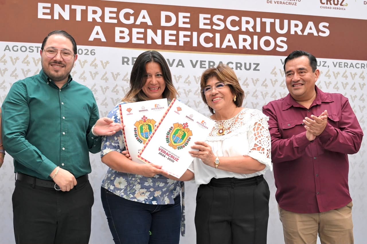 Garantiza Rosa María patrimonio de familias en colonias de Veracruz con entrega de escrituras