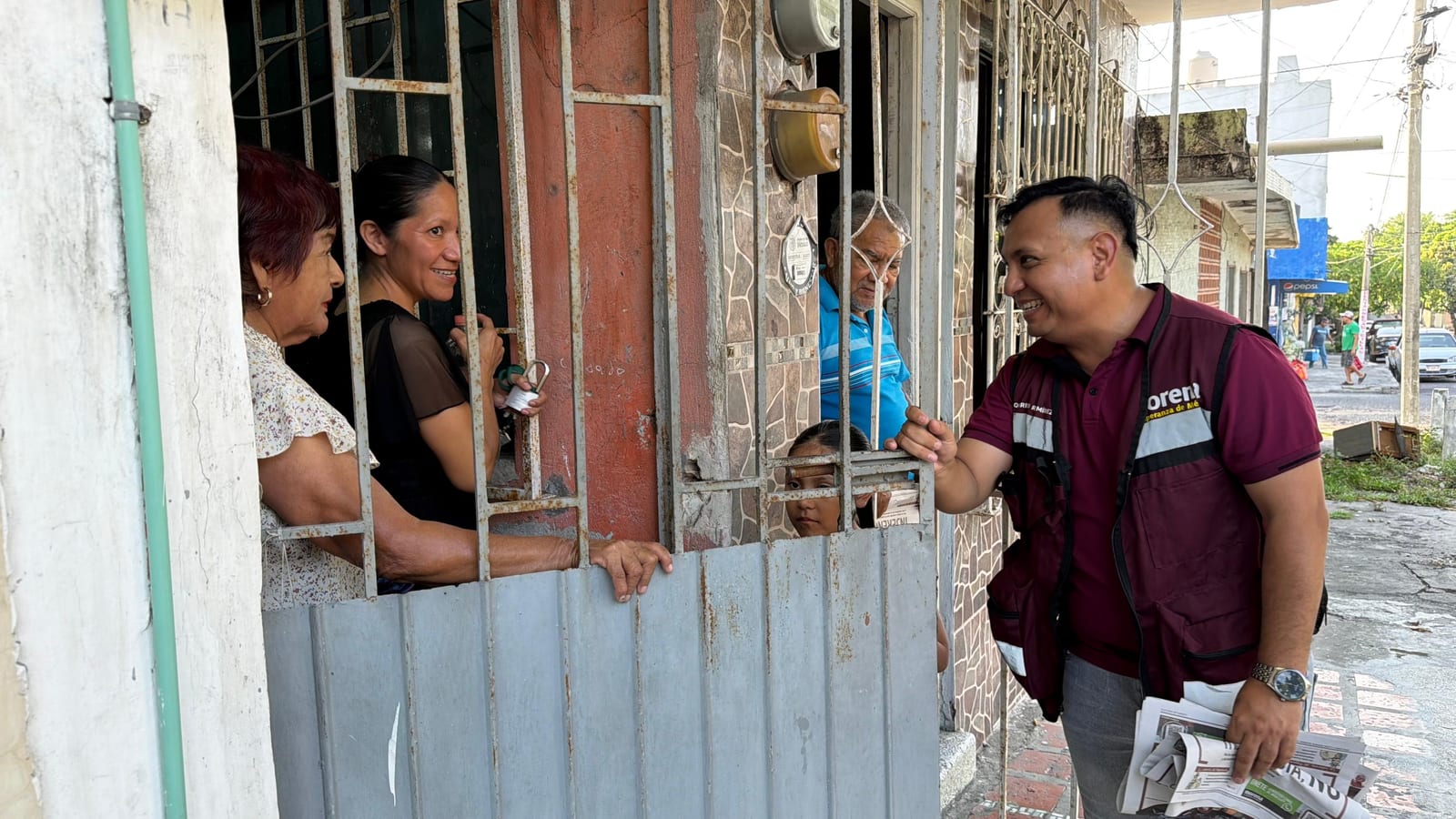 Quirino Ramírez recorre El Cortijo y escucha peticiones vecinales durante entrega de Regeneración